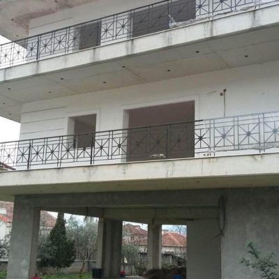 Πωλείται ημιτελής διώροφη οικοδομή, στην Μακρακώμη.