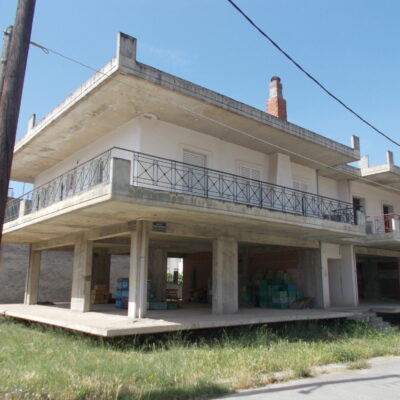 Πωλείται γωνιακή μονοκατοικία, στην περιοχή της Άμπλιανης.