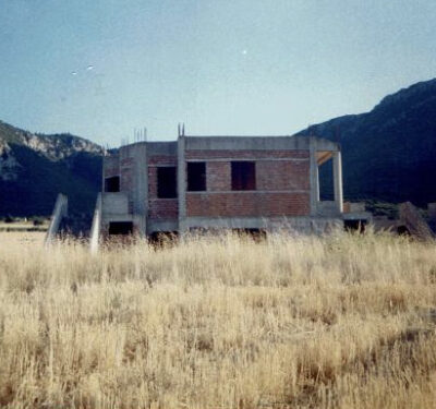 Πωλείται ημιτελής μονοκατοικία, στον Καλλίδρομο Φωκίδος.