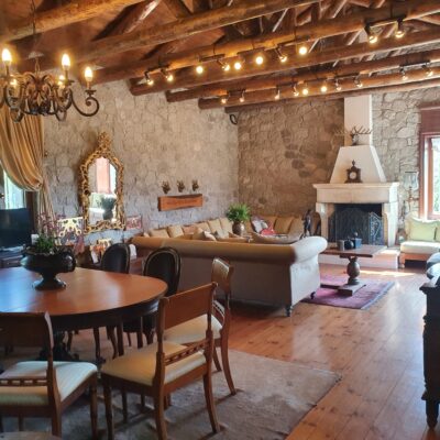 Πωλείται πέτρινη μονοκατοικία-μεζονέτα, στη Μενδενίτσα.