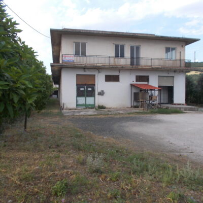 Ενοικιάζεται επαγγελματικός χώρος, στη Λεωφόρο Καλυβίων.