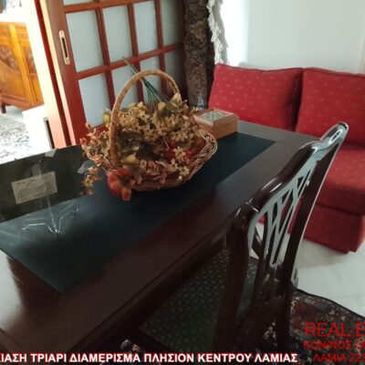 Ενοικιάζεται τριάρι οροφοδιαμέρισμα, πλησίον κέντρου Λαμίας. 