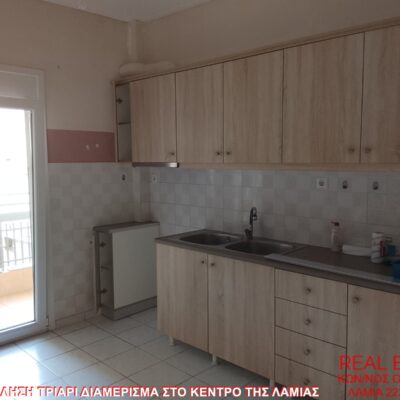 Πωλείται τριάρι διαμέρισμα, στο κέντρο της Λαμίας.
