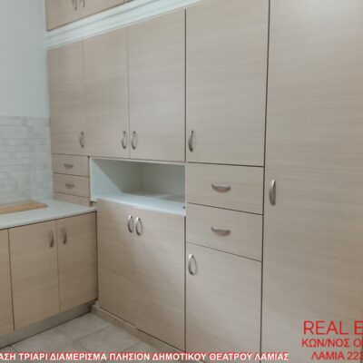 Ενοικιάζεται τριάρι διαμέρισμα, πλησίον Δημοτικού Θεάτρου Λαμίας. 