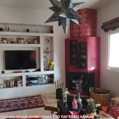 Πωλείται τριάρι οροφοδιαμέρισμα, στο Παγκράτι Λαμίας.